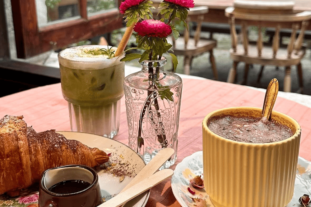 Các thức uống đều được quán trang trí độc đáo, tỉ mỉ đến từng chi tiết (Nguồn: Fanpage Khoảng trời tươi đẹp)